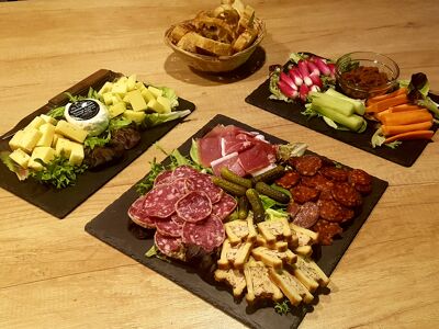 Une photo de planches de charcuterie, fromage et produits végétariens